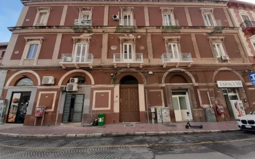 Via Cavour ang.Via D’Acquino plurivani