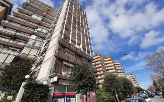 V.le Magna Grecia ang.Via Lombardia panoramico trilocale