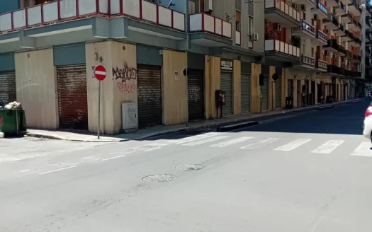 Locale commerciale Via Lombardia ang.Via Campania